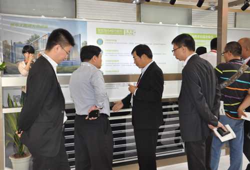 李海清总裁跟客户介绍海林新一代太阳能光热建筑系统