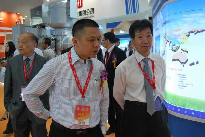 国家能源局新能源司副司长梁志鹏（右）、天合光能董事长高纪凡（左）参观展览